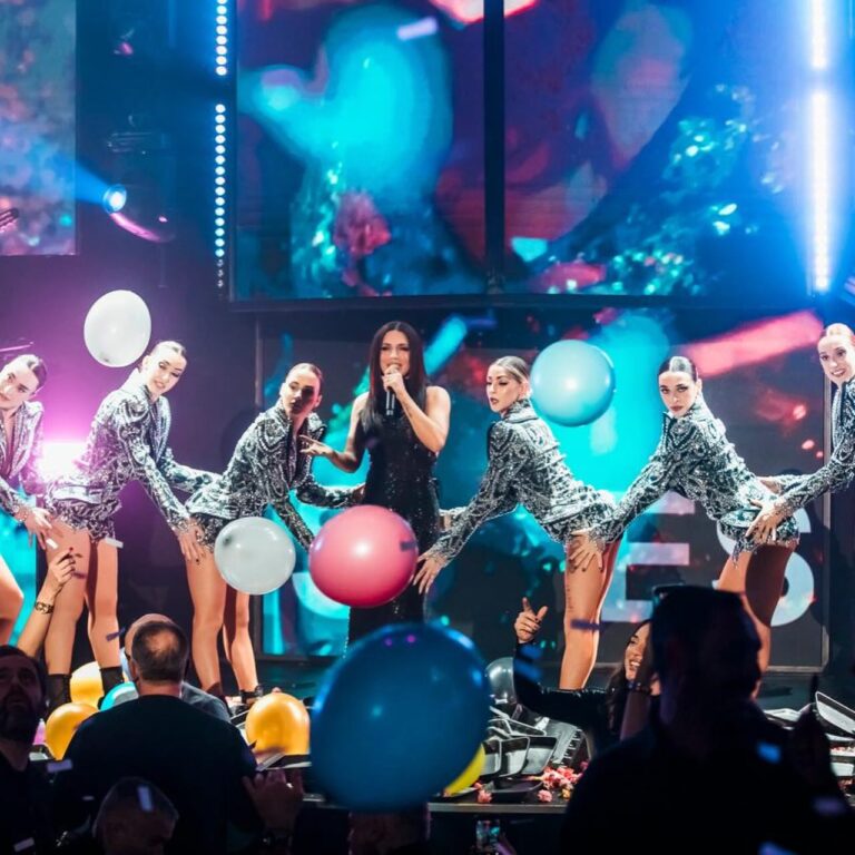 Η εμφανίσεις υπερθέαμα στο ΤΟΚΙΟ με την Ιουλία Καλλιμάνη  συνεχίζει ακάθεκτη..